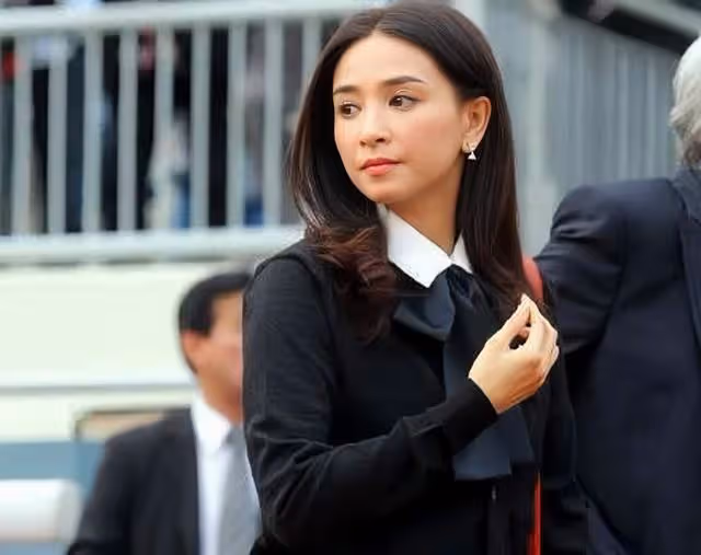 香港知名女星全素顏出鏡!看著比女兒還年輕,意外喪夫後至今單身
