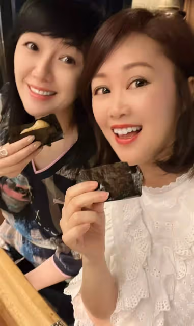 港姐梁小冰何婉盈聚會,從中午喝到晚上太盡興,3次合作都演情敵