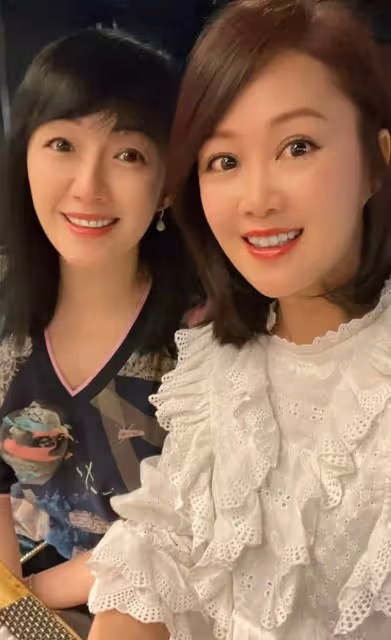 港姐梁小冰何婉盈聚會,從中午喝到晚上太盡興,3次合作都演情敵