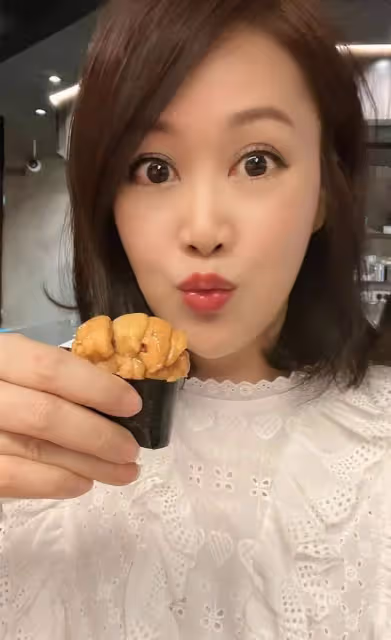 港姐梁小冰何婉盈聚會,從中午喝到晚上太盡興,3次合作都演情敵