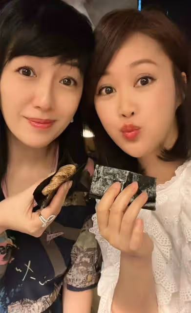 港姐梁小冰何婉盈聚會,從中午喝到晚上太盡興,3次合作都演情敵