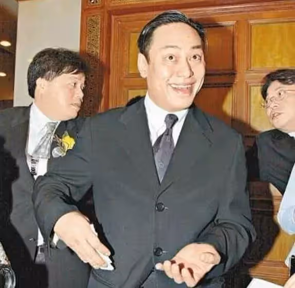 羅兆輝:屌絲逆襲27歲身家10億,羞辱過張智霖,風流半生淒慘離世