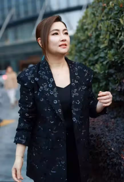 Selina任家萱久違亮相,濃妝蓋不住滿臉「痕跡」,頻頻撩髮不自信,網友:她太可惜了!