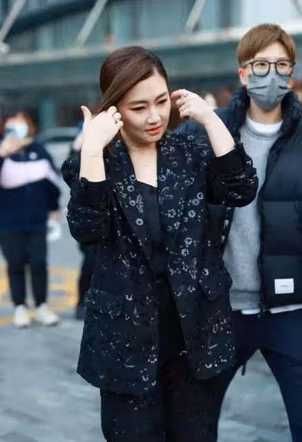 Selina任家萱久違亮相,濃妝蓋不住滿臉「痕跡」,頻頻撩髮不自信,網友:她太可惜了!
