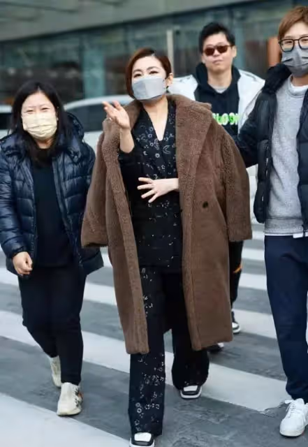 Selina任家萱久違亮相,濃妝蓋不住滿臉「痕跡」,頻頻撩髮不自信,網友:她太可惜了!