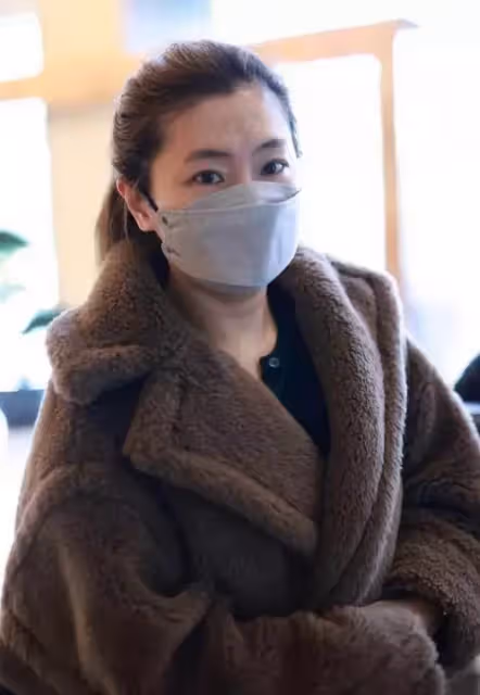 Selina任家萱久違亮相,濃妝蓋不住滿臉「痕跡」,頻頻撩髮不自信,網友:她太可惜了!