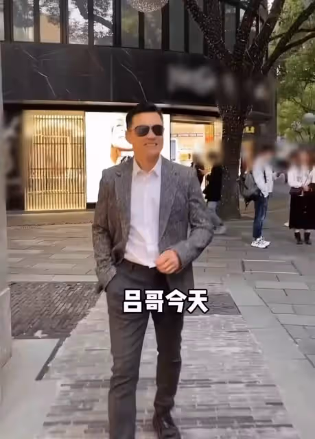 65歲呂良偉現身上海街頭,獨自出行無保安,工作後特意找女粉合影:完全看不出是年過六旬之人!
