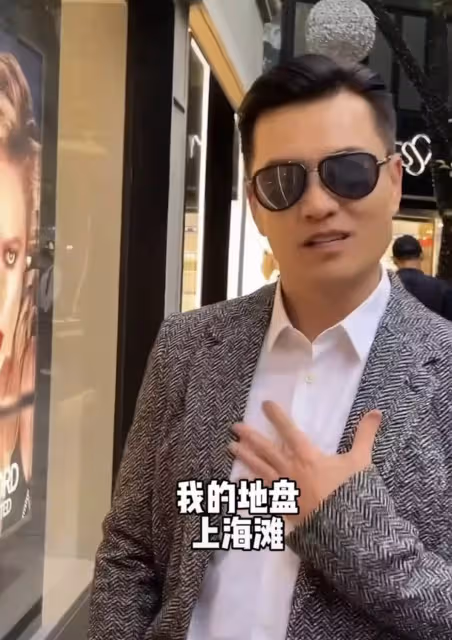 65歲呂良偉現身上海街頭,獨自出行無保安,工作後特意找女粉合影:完全看不出是年過六旬之人!