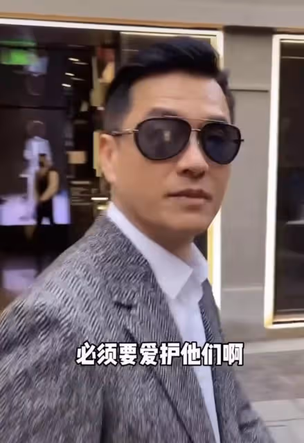 65歲呂良偉現身上海街頭,獨自出行無保安,工作後特意找女粉合影:完全看不出是年過六旬之人!