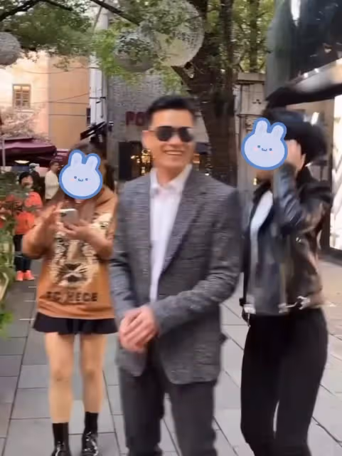 65歲呂良偉現身上海街頭,獨自出行無保安,工作後特意找女粉合影:完全看不出是年過六旬之人!