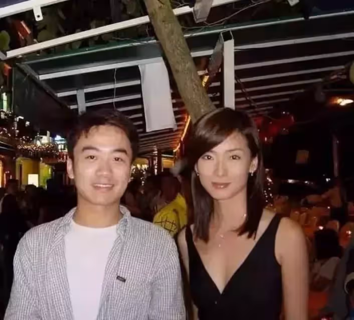 23歲成「最美何仙姑」大紅！被男友「騙光8千萬」，如今45歲靠按摩養家餬口，與兒子相依為命