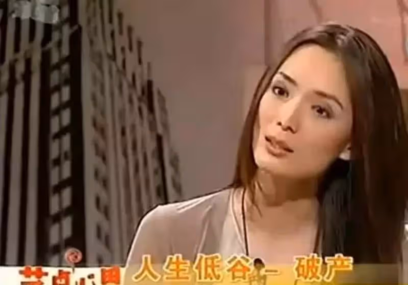 23歲成「最美何仙姑」大紅!被男友「騙光8千萬」,如今45歲靠按摩養家餬口,與兒子相依為命