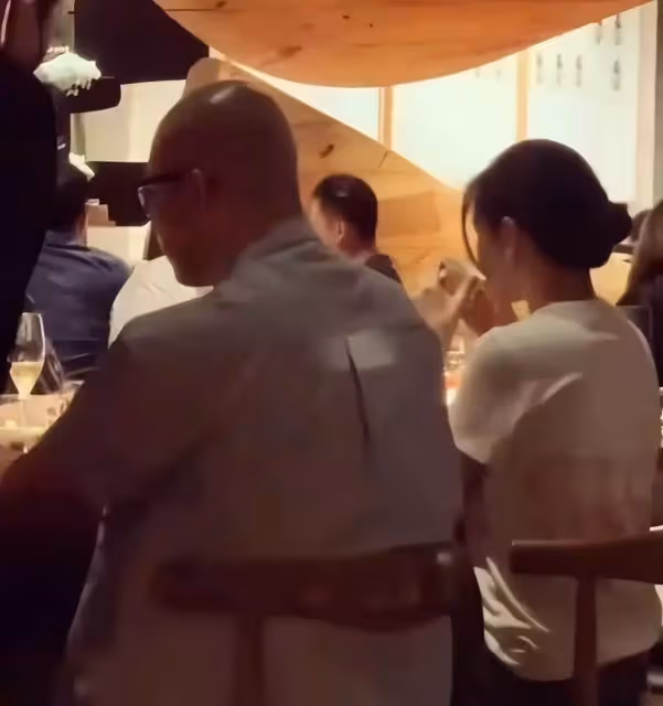 大S夫婦終於同框!二婚老公全程緊張不敢動,她打扮溫婉卻太端著