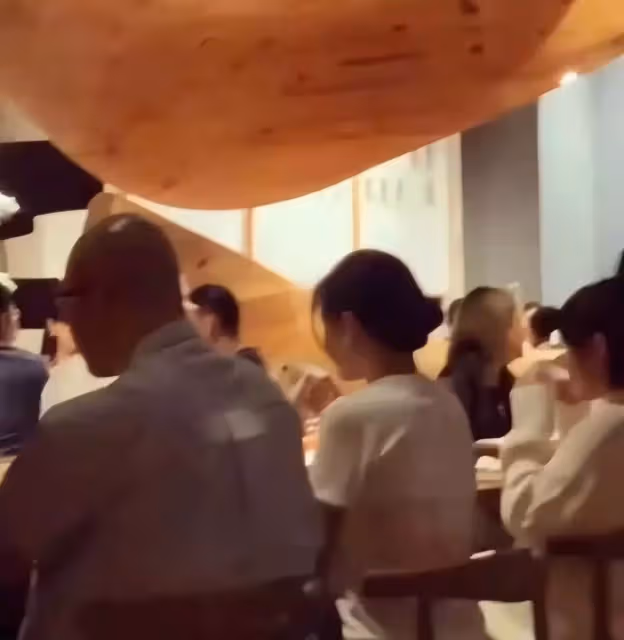 大S夫婦終於同框!二婚老公全程緊張不敢動,她打扮溫婉卻太端著