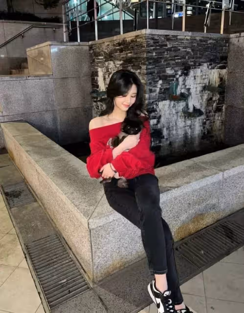 邱淑貞大女兒沈月近照太驚艷,穿紅衣秀鎖骨,但和媽媽的紅衣比還是輸慘了
