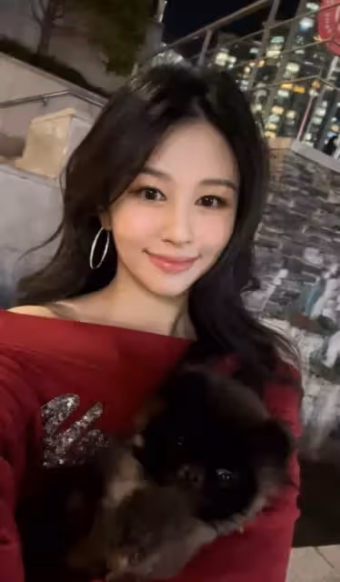 邱淑貞大女兒沈月近照太驚艷,穿紅衣秀鎖骨,但和媽媽的紅衣比還是輸慘了