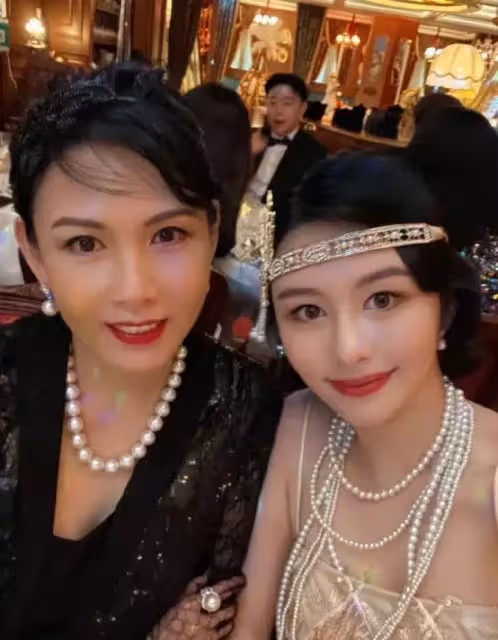 邱淑貞大女兒沈月近照太驚艷,穿紅衣秀鎖骨,但和媽媽的紅衣比還是輸慘了