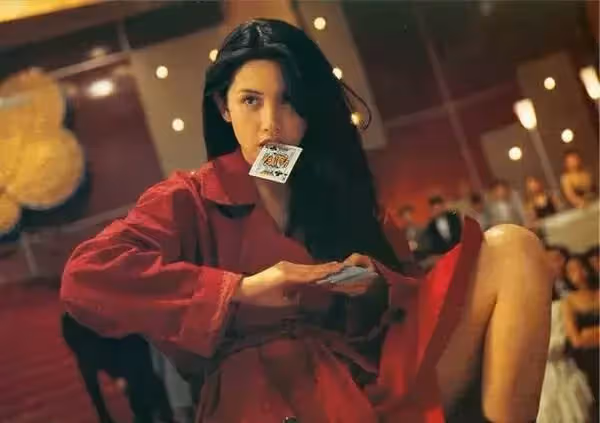 邱淑貞大女兒沈月近照太驚艷,穿紅衣秀鎖骨,但和媽媽的紅衣比還是輸慘了