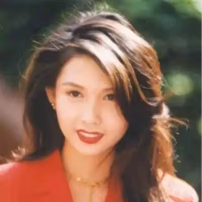 邱淑貞大女兒沈月近照太驚艷,穿紅衣秀鎖骨,但和媽媽的紅衣比還是輸慘了