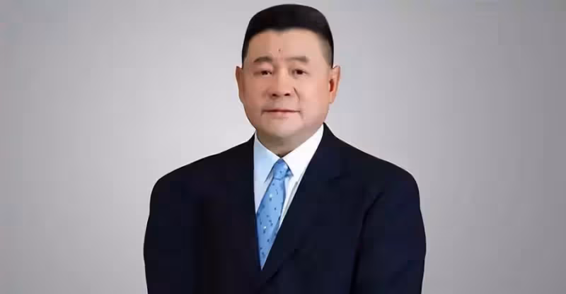 71歲劉鑾雄罕見露面,面部浮腫氣色好轉,把嬌妻甘比輕擁入懷,網友:越來越有夫妻相