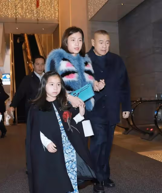 71歲劉鑾雄罕見露面,面部浮腫氣色好轉,把嬌妻甘比輕擁入懷,網友:越來越有夫妻相