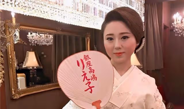 日本逆天媽媽桑：年入30億，只有金錢和狗不會背叛