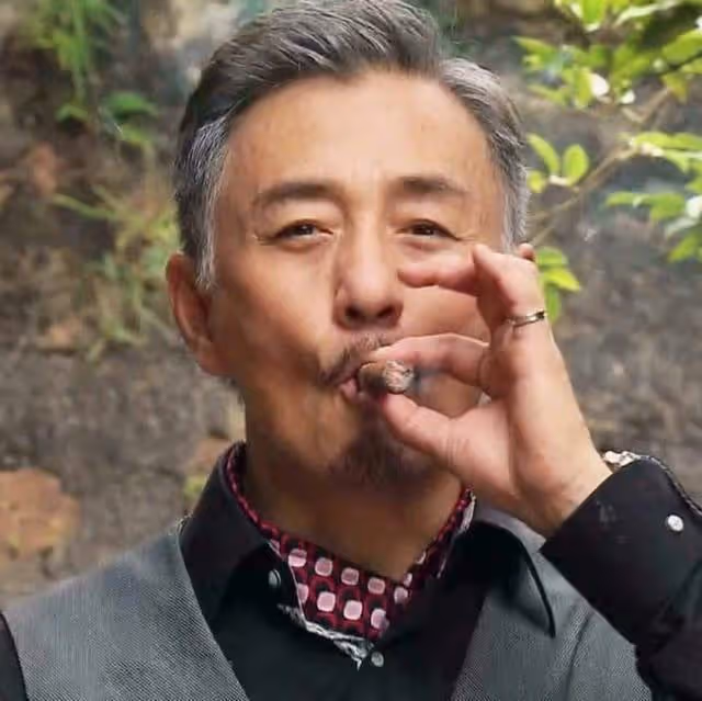 62歲港星曬短片曝近況,與妻子曾因風月片相識,結婚近30年如初戀