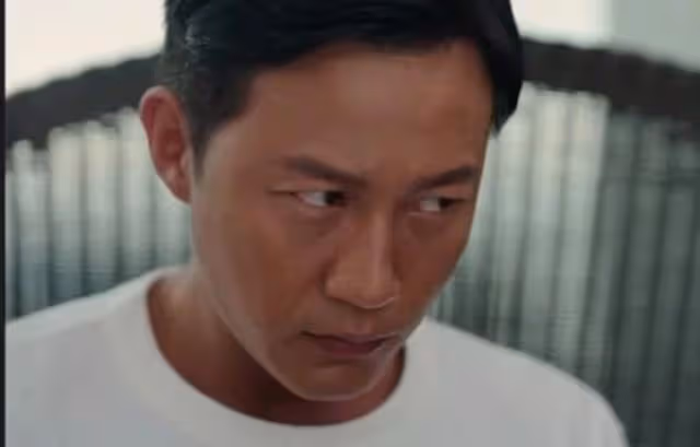 尺度大膽!TVB前男星與港姐天台演親熱戲,肉色內褲上陣直呼尷尬