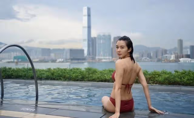 尺度大膽!TVB前男星與港姐天台演親熱戲,肉色內褲上陣直呼尷尬