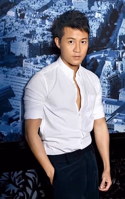 尺度大膽!TVB前男星與港姐天台演親熱戲,肉色內褲上陣直呼尷尬