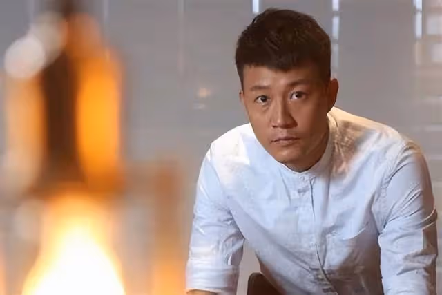 尺度大膽!TVB前男星與港姐天台演親熱戲,肉色內褲上陣直呼尷尬