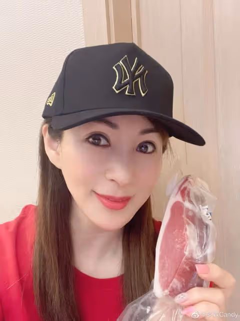 56歲亞姐冠軍曬與兩子合照,美魔女凍齡有術,兒子被贊星味足