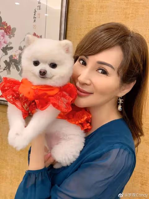 56歲亞姐冠軍曬與兩子合照,美魔女凍齡有術,兒子被贊星味足