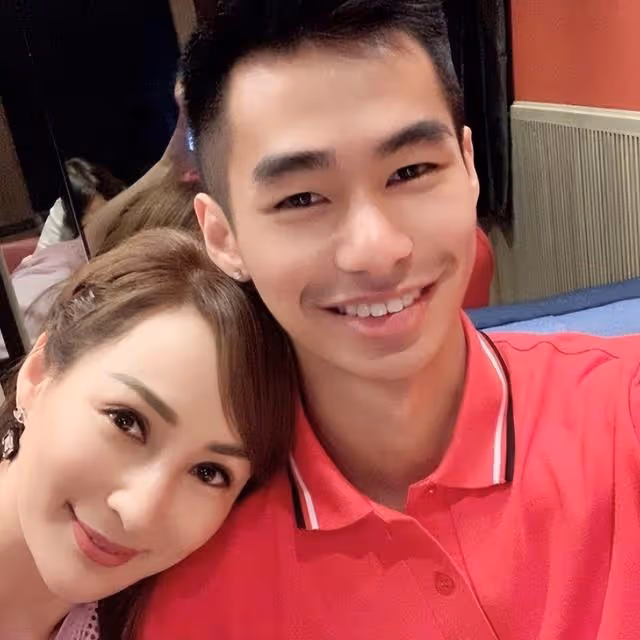 56歲亞姐冠軍曬與兩子合照,美魔女凍齡有術,兒子被贊星味足