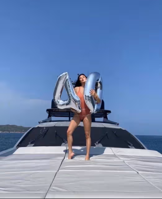 黎明前妻曬定居美國生活,富豪老公滿頭白髮,小洋樓華麗金光燦燦