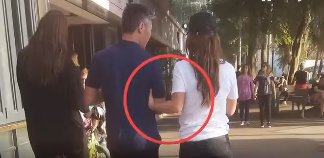 黎明前妻曬定居美國生活,富豪老公滿頭白髮,小洋樓華麗金光燦燦