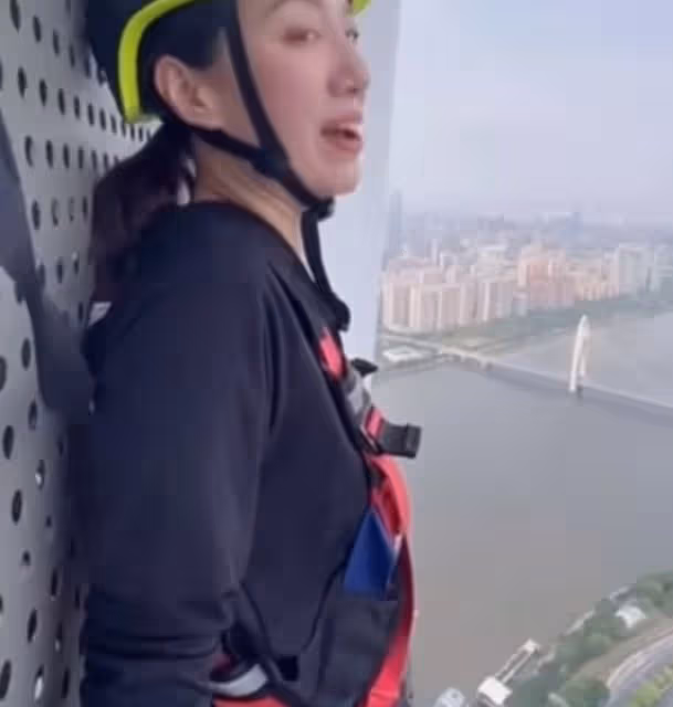 甄子丹一家游廣州塔，子女玩高空遊戲很淡定，妻子嚇得不敢往下看