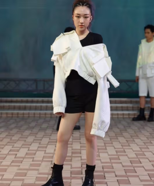 李翊君21歲女兒出道，穿短褲走秀美腿吸睛，父母穿情侶裝到場支持