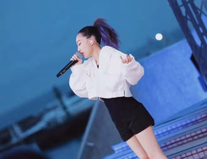 李翊君21歲女兒出道，穿短褲走秀美腿吸睛，父母穿情侶裝到場支持