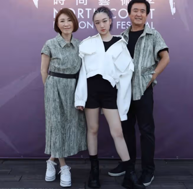李翊君21歲女兒出道，穿短褲走秀美腿吸睛，父母穿情侶裝到場支持