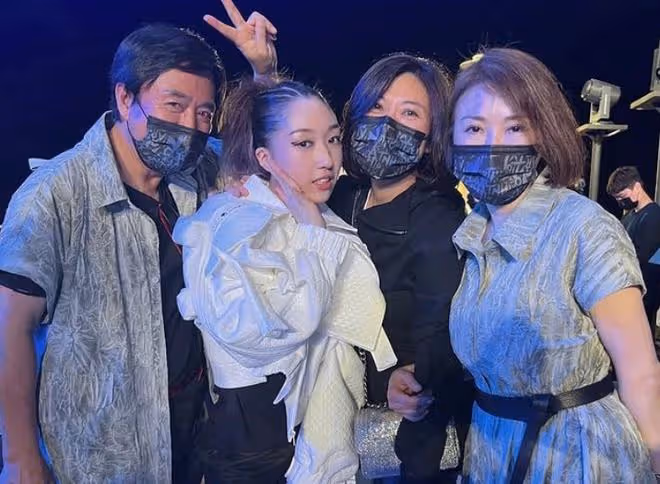 李翊君21歲女兒出道，穿短褲走秀美腿吸睛，父母穿情侶裝到場支持