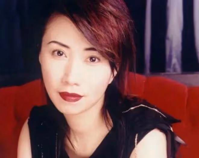 李翊君21歲女兒出道，穿短褲走秀美腿吸睛，父母穿情侶裝到場支持