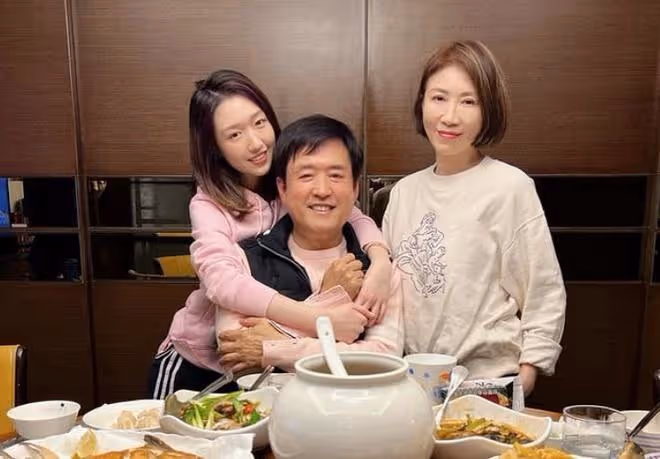 李翊君21歲女兒出道，穿短褲走秀美腿吸睛，父母穿情侶裝到場支持