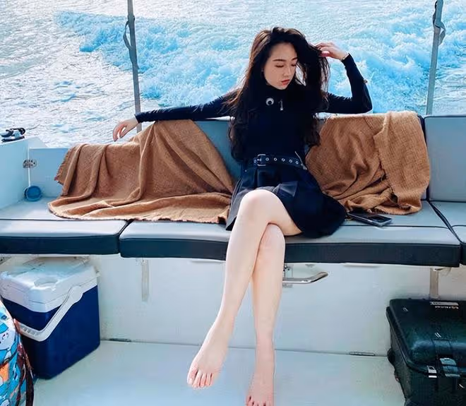 李翊君21歲女兒出道，穿短褲走秀美腿吸睛，父母穿情侶裝到場支持