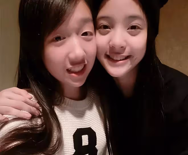 李翊君21歲女兒出道，穿短褲走秀美腿吸睛，父母穿情侶裝到場支持