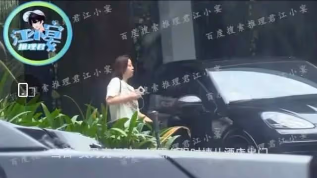 賈乃亮與女性友人現身三亞洽談工作，疑穿拖鞋開車被網友吐槽