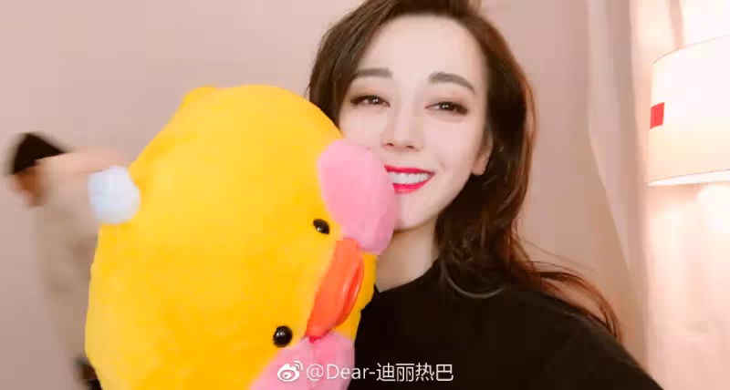 P很大?女神迪麗熱巴被封「零瑕疵美女」現身美國遭偷拍「零修圖身材」網看傻:也差太多!