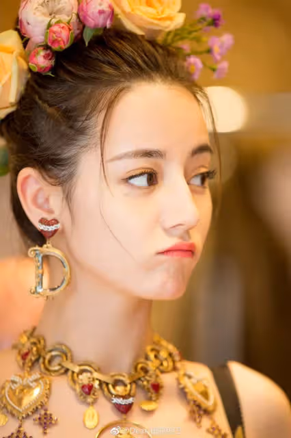 P很大?女神迪麗熱巴被封「零瑕疵美女」現身美國遭偷拍「零修圖身材」網看傻:也差太多!