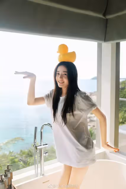 P很大?女神迪麗熱巴被封「零瑕疵美女」現身美國遭偷拍「零修圖身材」網看傻:也差太多!