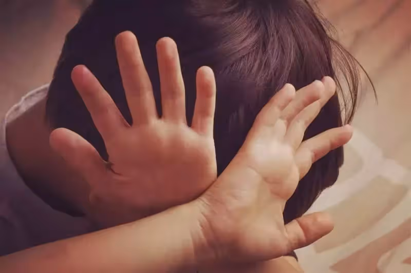 請保姆後,10歲兒子天天「嗜睡」,爸爸疑惑不已查看監控,直接塞給保姆20萬塊